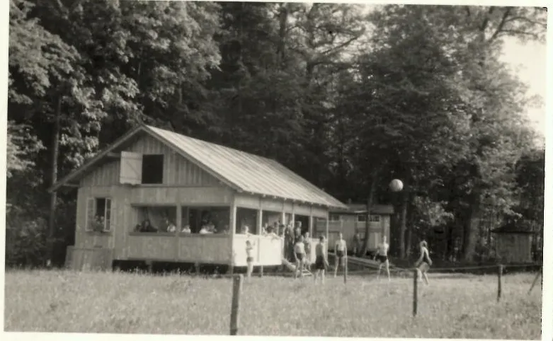 Historický snímek dřevěného pavilonu v areálu